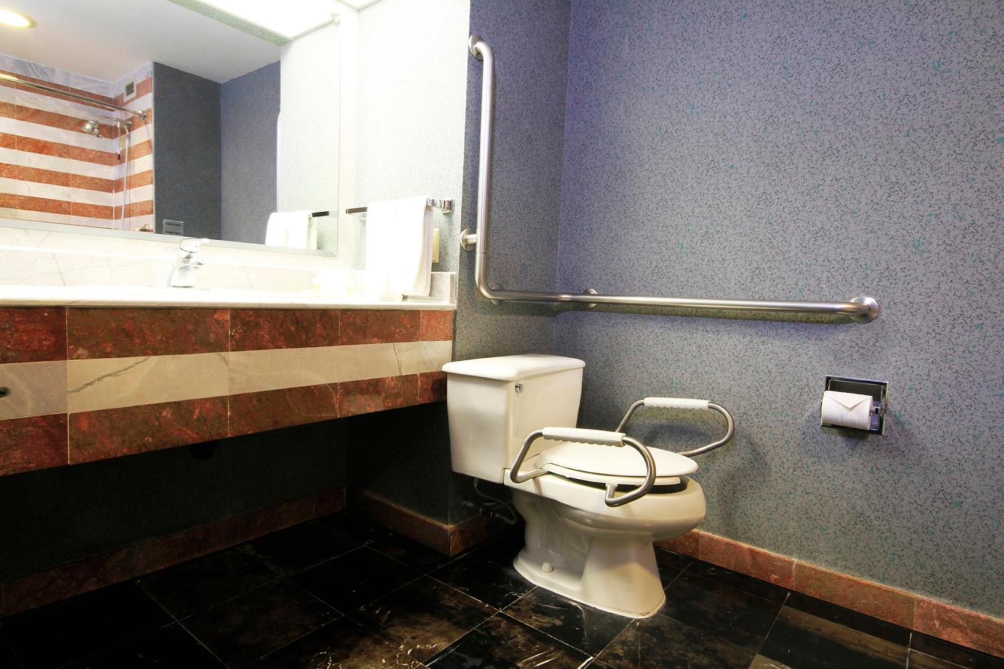 Standard Queen Room - Accessible
